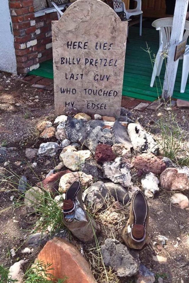 grave on historic route 66 road trip